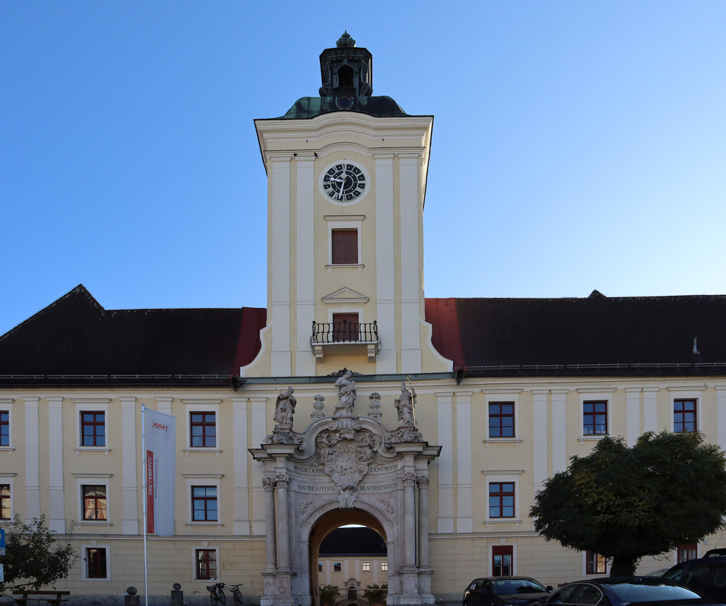 Eingang zum Stift in Lambach