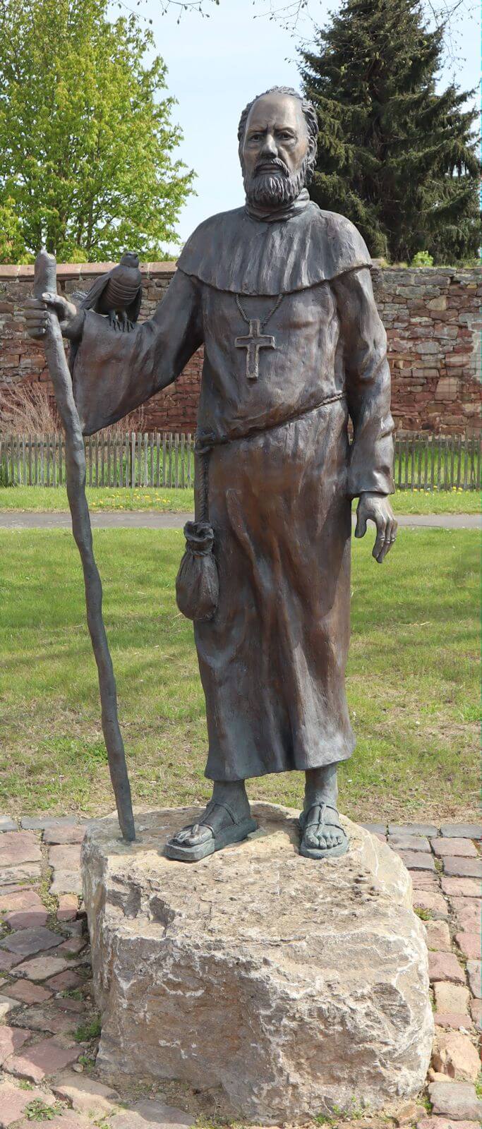 Statue: namenloser Benediktinermönch, vor dem ehemaligen Kloster in Breitenau