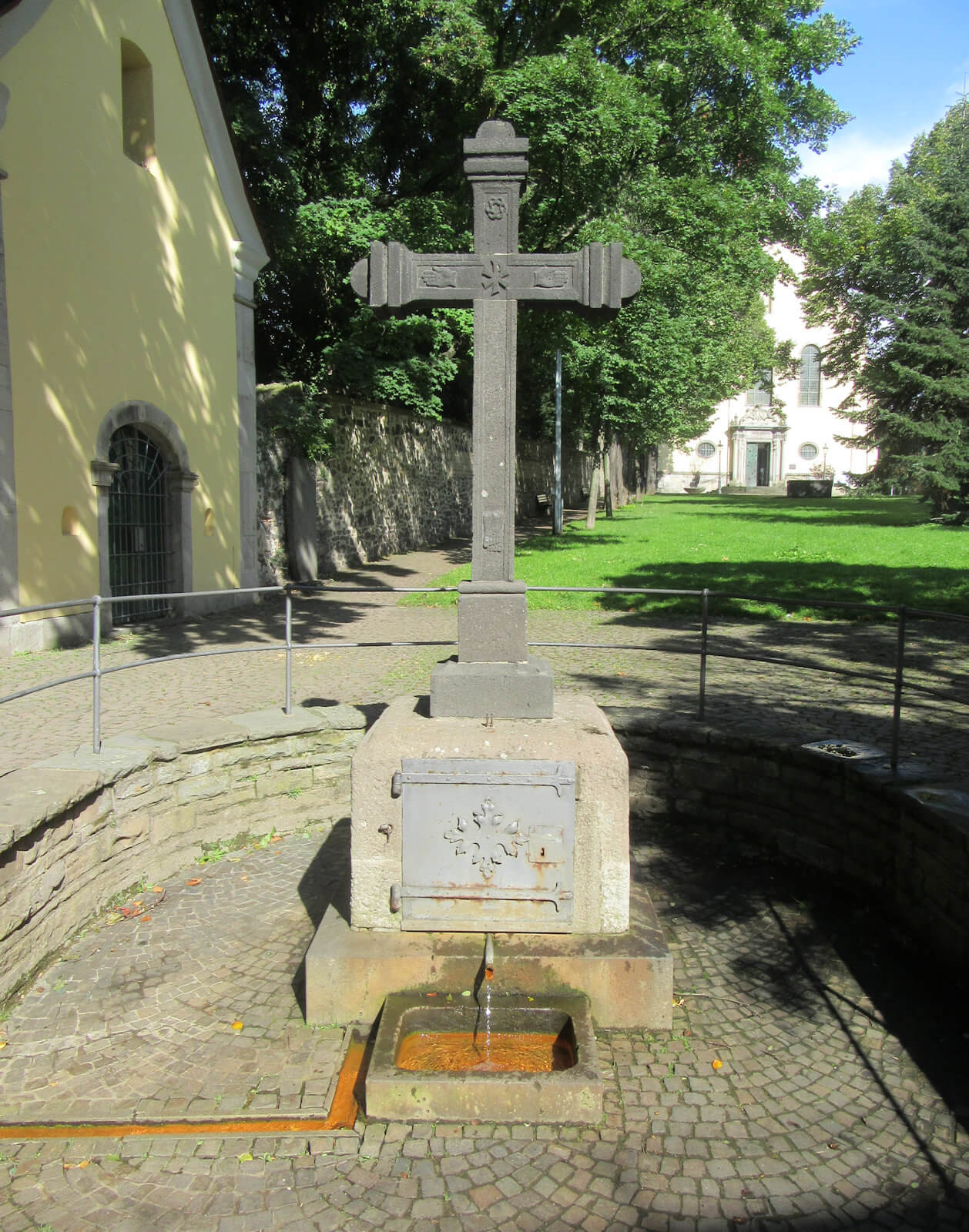 „Adelheid-Pützchen”, Wallfahrtskapelle und Adelheid geweihte Pfarrkirche im Bonner Stadtteil Pützchen