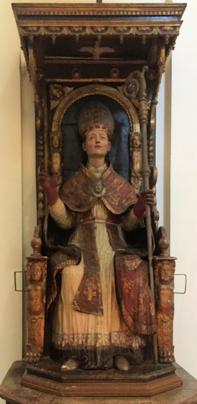 Statue in der Ämilianus geweihten Kirche in Trevi