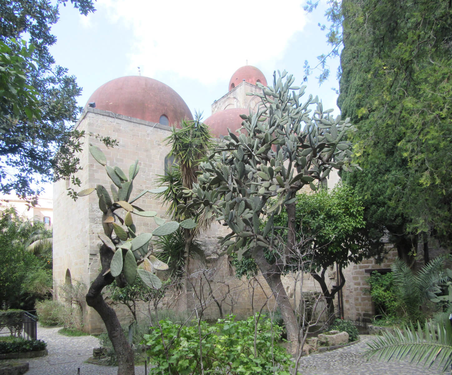 Das von Gregor dem Großen gegründete Kloster in Palermo wurde unter arabischer Herrschaft 842 Moschee und nach der Rückeroberung 1132 durch Wilhelm von Vercelli im Auftrag von Roger I. zum Kloster San Giovanni degli Eremiti umgewamdelt; heute ist es Museum