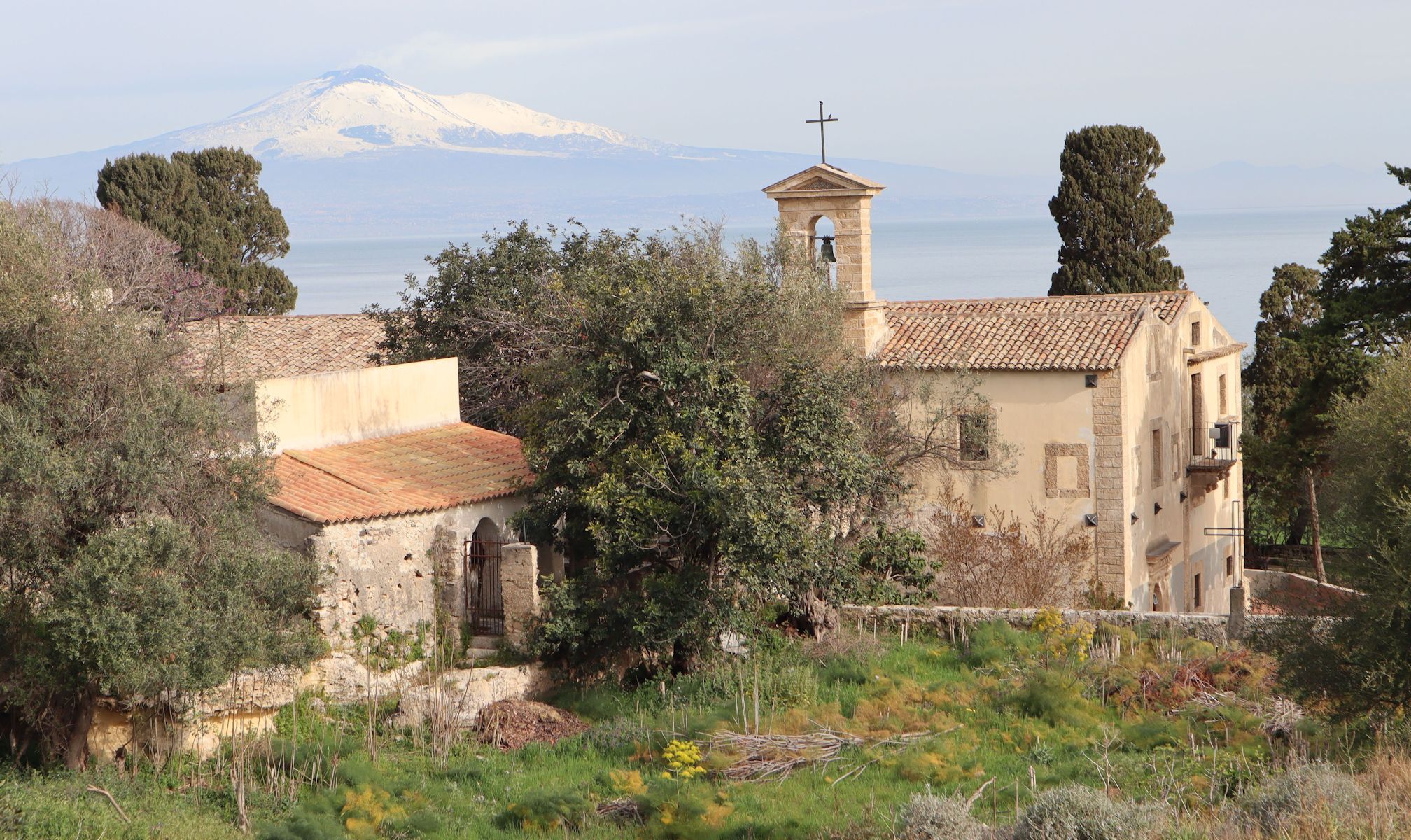 Kloster in Brucoli, im Hintergrund der Ätna