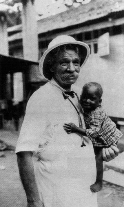 Albert Schweitzer im Jahr 1933 in seinem Hospital Lambarene