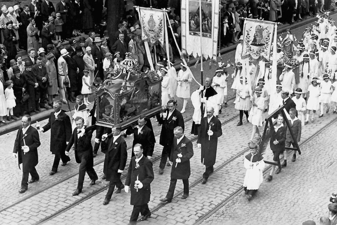 Alexanderschrein bei der Fronleichnamsprozession 1919