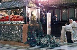 Papst Johannes Paul II. 1998 am Sarg von Alois Stepinac in der Kathedrale in Zagreb