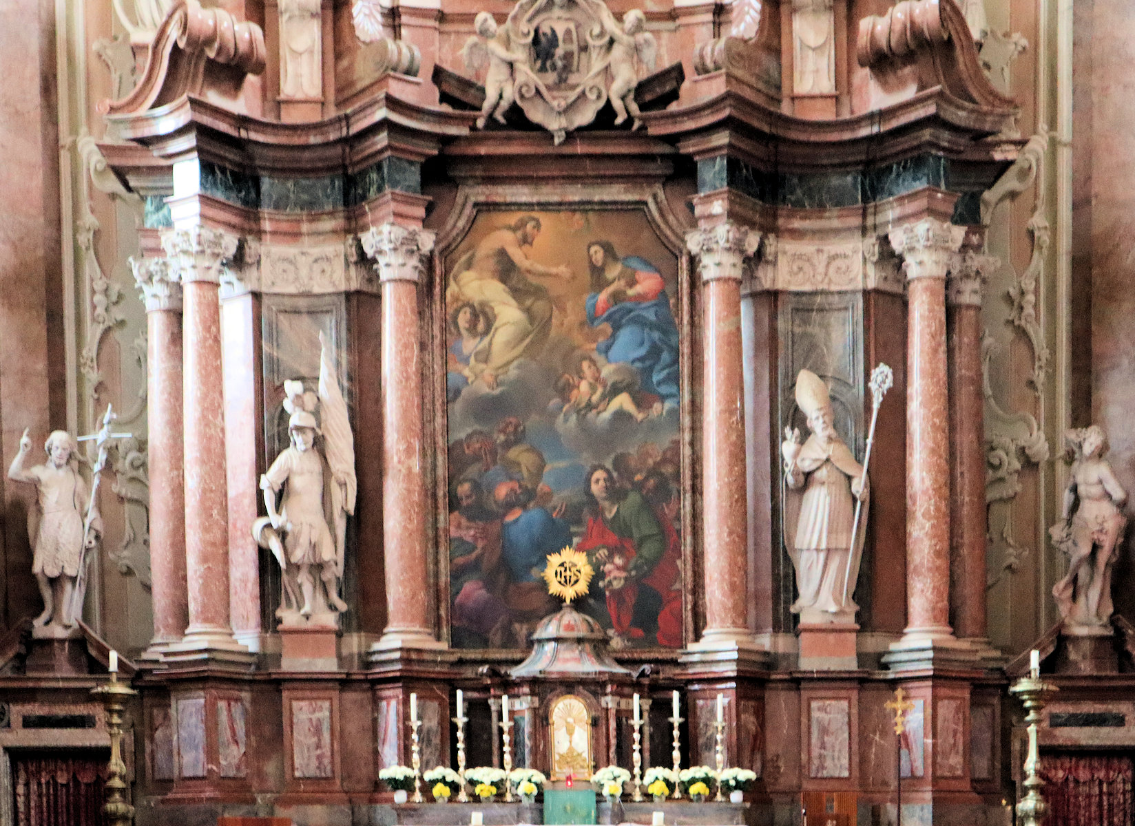 Hochaltar mit Florian-Statue (halblinks), Bild der Himmelfahrt Mariä und Augustinus-Statue, 1691, in der Stiftskirche in St. Florian bei Linz