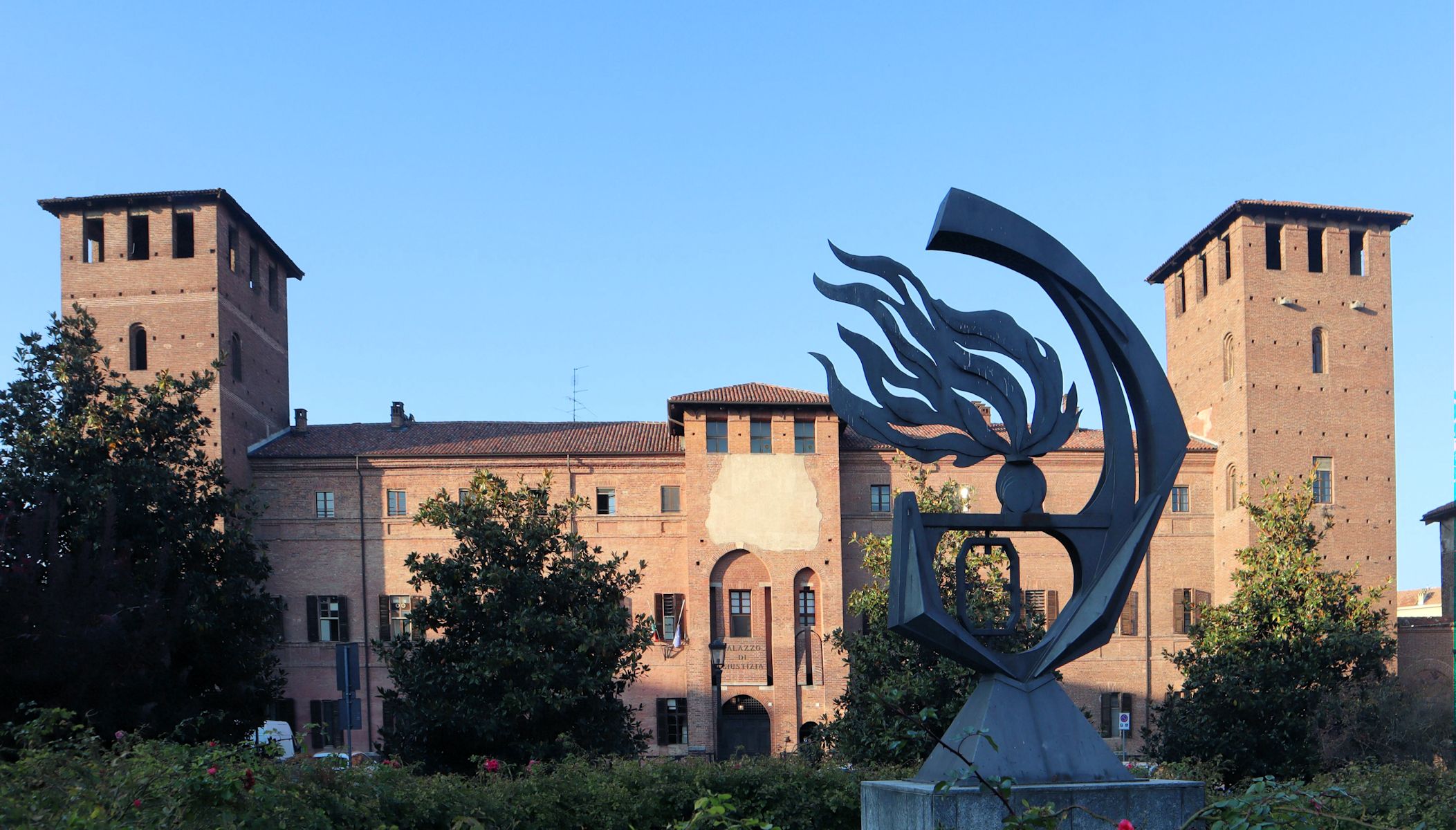 ehemaliges Kastell, heute der Justizpalast in Vercelli