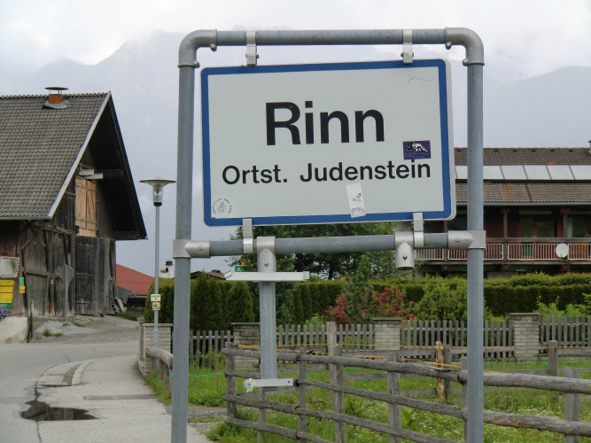 Bild Andreas' Grabstein an der Pfarrkirche in Rinn bei Innsbruck