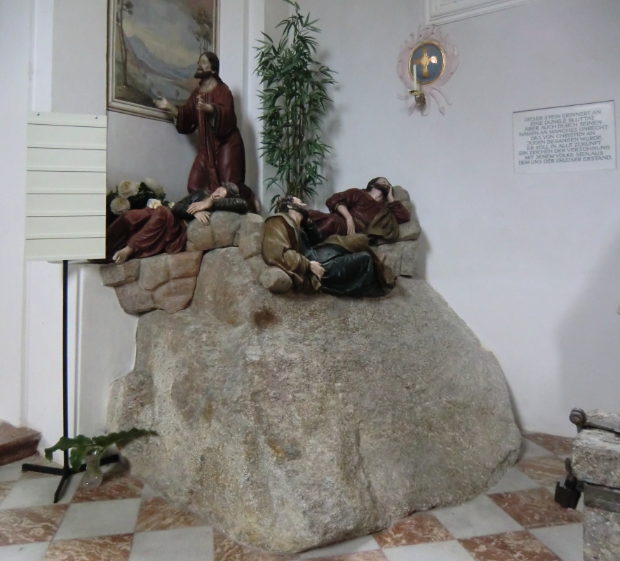 Der „Judenstein”, auf dem Anderl getötet worden sei, ist ein Findling aus der Würm-Eiszeit, heute zur Darstellung einer Ölberg-Szene genutzt, in der Wallfahrtskirche Judenstein bei Rinn