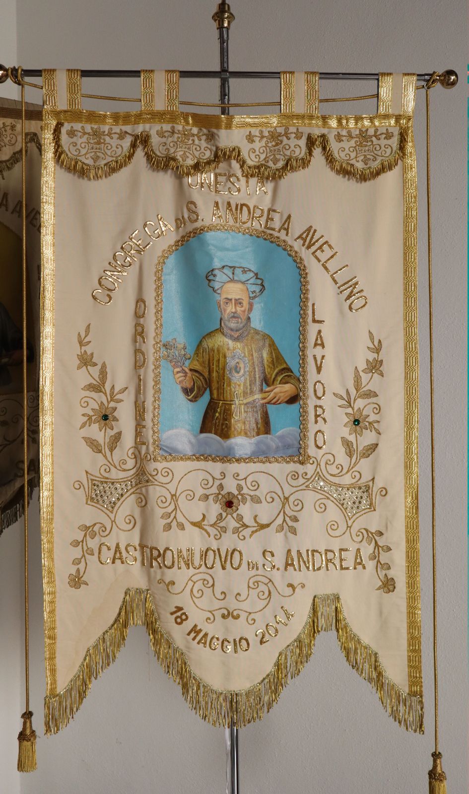 Prozessionsbanner in der Kapelle an der Stelle des Geburtshauses in Castronuovo di Sant'Andrea