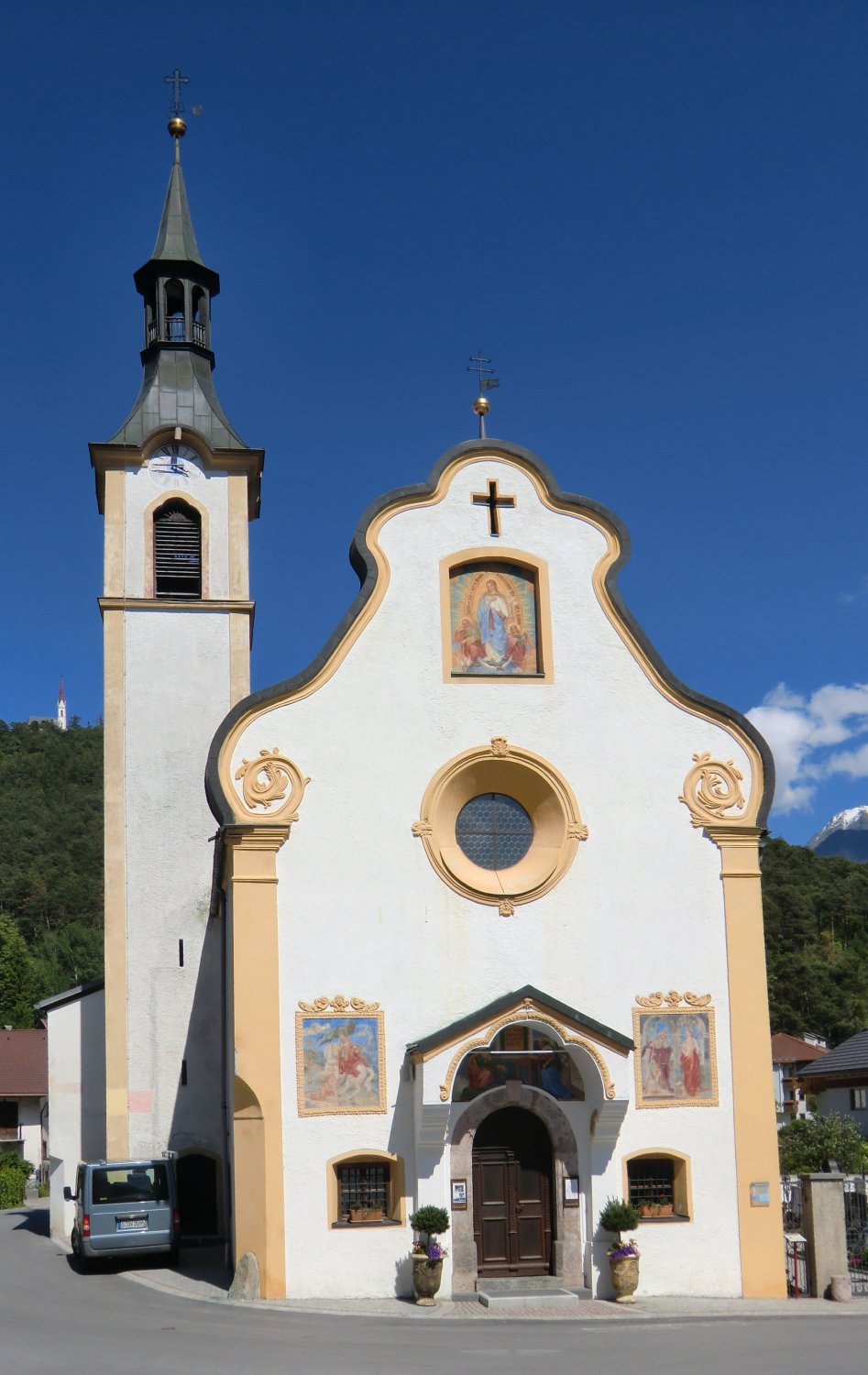 Pfarrkirche Maria Schnee in Mötz, in der eine Gedenktafel an Angela Autsch erinnert