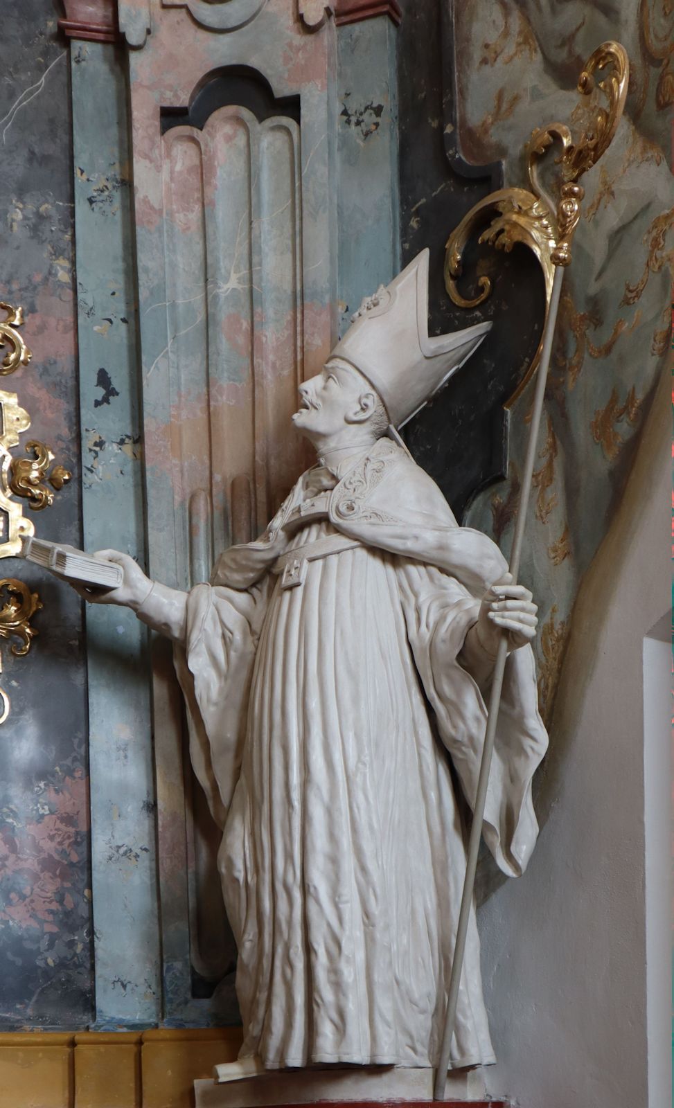 Statue in der Kirche des Klosters in Metten bei Deggendorf