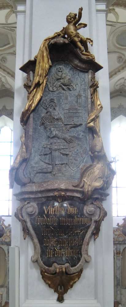 Johann Baptist Straub: Epitaph für Klostergründer Welt VI., Metallplatte, 1750, in der Klosterkirche, der heutigen Pfarrkirche in Steingaden