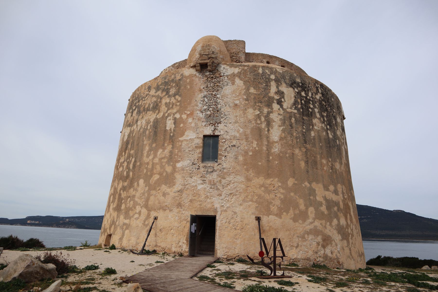 alter spanischer Wachtturm von 1517 am Eingang zur Bucht Porto Conte bei Alghero