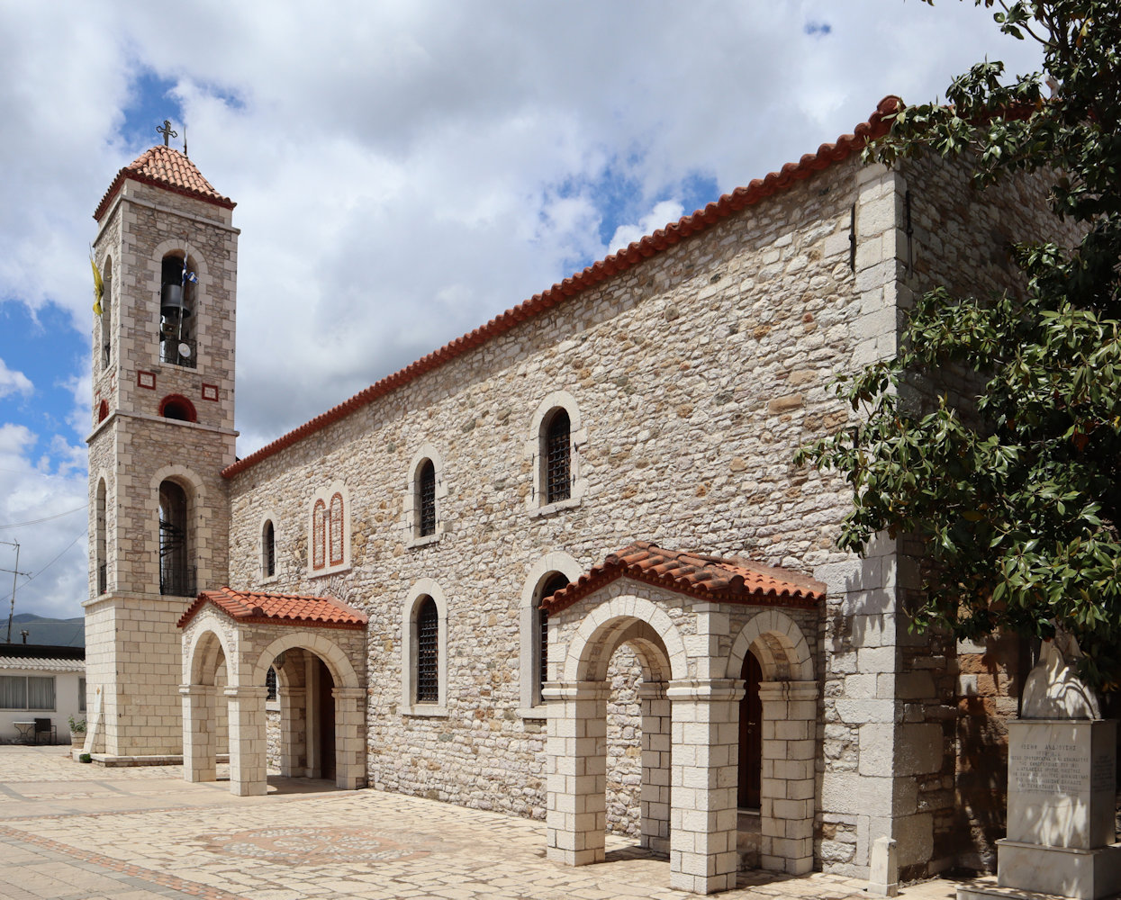 Die Konstantin und Helena geweihte Kirche in Androusa