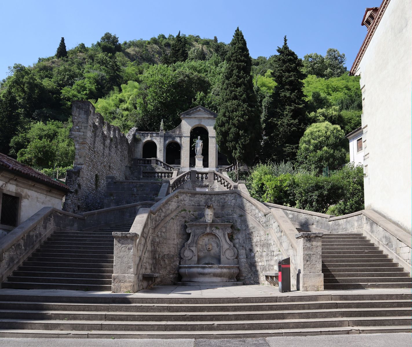 Beginn der Treppe neben dem Dom von Serravalle mit Augusta-Statue, 1931