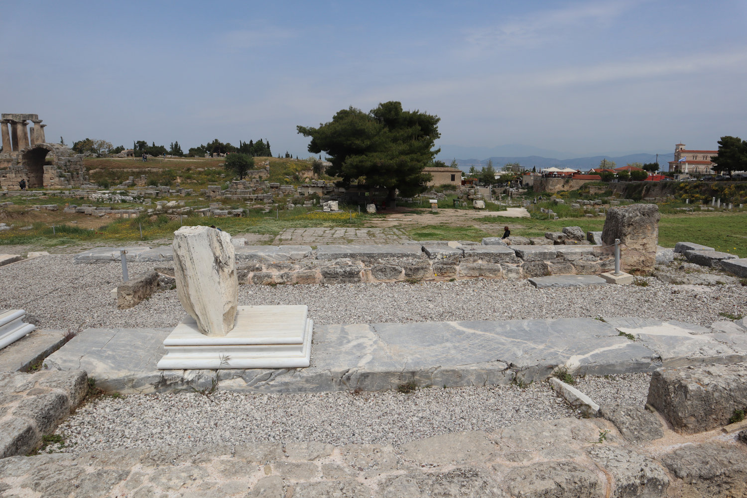 „Bema” in den Ausgrabungen von Korinth, in byzantinischer Zeit (ab 395) zum Andenken mit einer dreischiffigen Kirche überbaut, die wieder abgegangen ist.
<br>Die Bema gilt als „geistiger Sitz” auch des heutigen Metropoliten von Korinth und an Paulus' Gedenktag wird hier die Eucharistie gefeiert