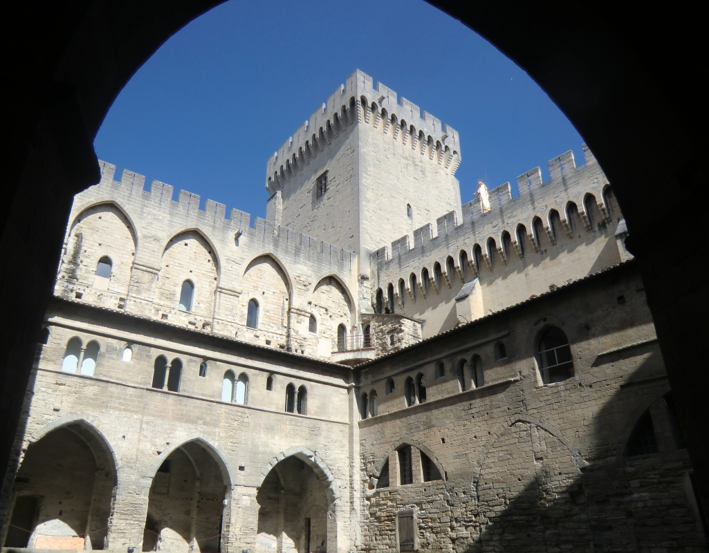 Innenhof des Papstpalastes in Avignon