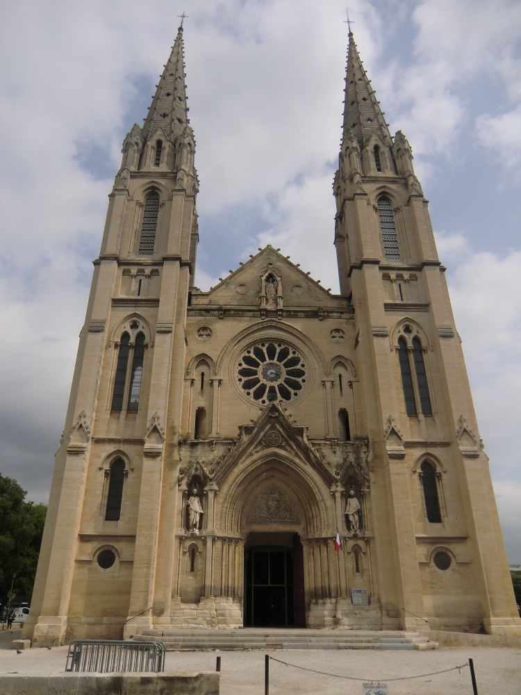 Die 1877 Baudelius geweihten Kirche vor den Toren des alten Nîmes