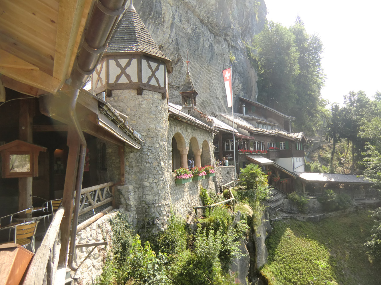 Eingang zu den Beatushöhlen mit Kapelle