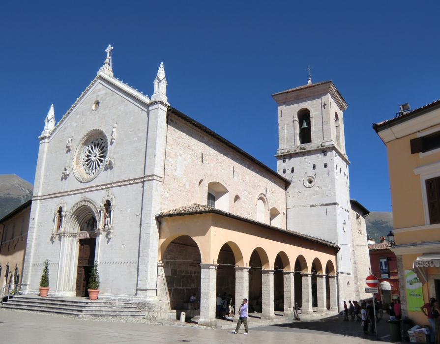 Basilika di San Benedotto über dem Elternhaus von Bendikt und Scholastika in Norcia, 9. - 14. Jahrhundert