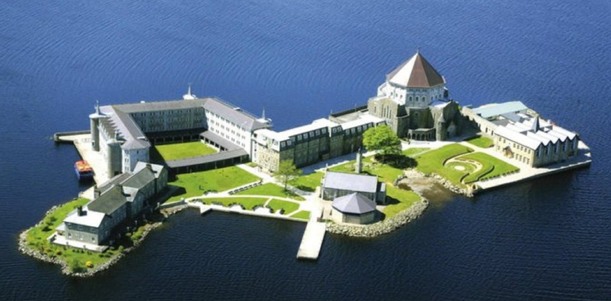 Kloster auf Station Island mit dem Obelisk in der Mitte, der den Eingang zum „Fegefeuer des heiligen Patrick” kennzeichnet