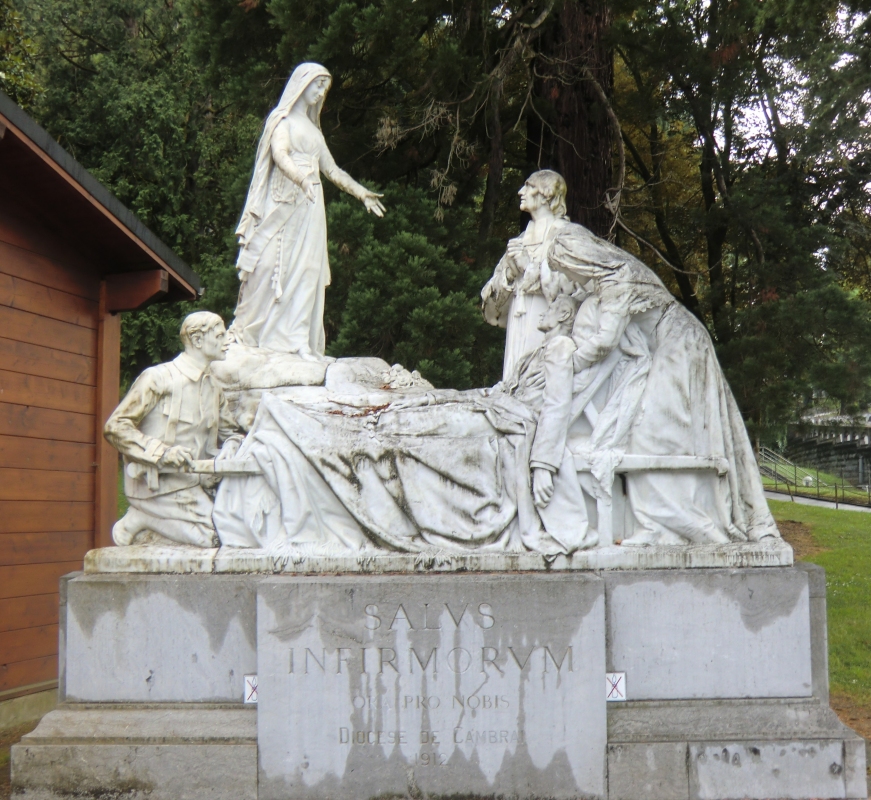 Denkmal „Heil den Gebrechlichen - Bete für uns”, 1912, am Eingang „Porte Joseph”