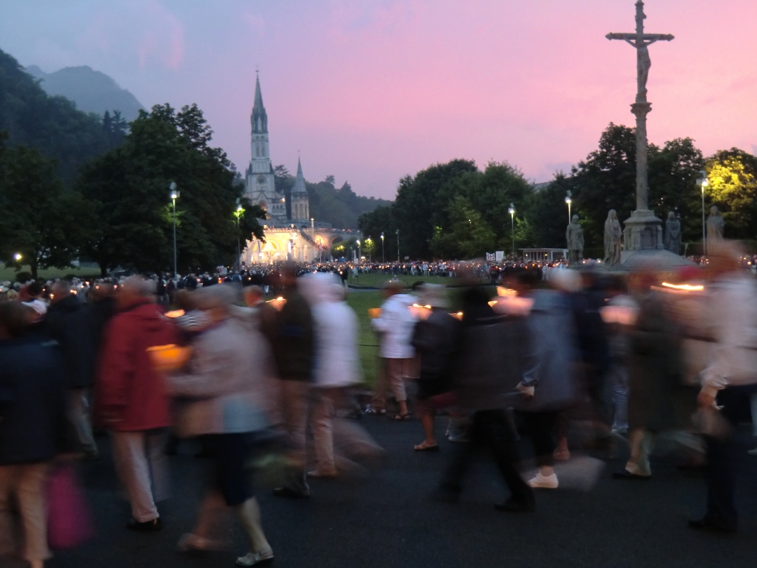 Lichterprozession auf der Esplanade mit Blick auf die Basilika der Unbefleckten Empfängnis