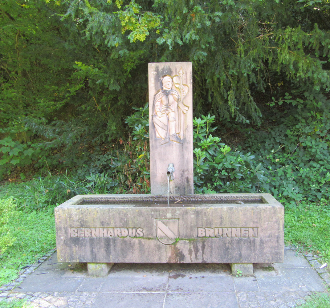 Brunnen vor der Bernhardkapelle unterhalb der Burg Hohenbaden