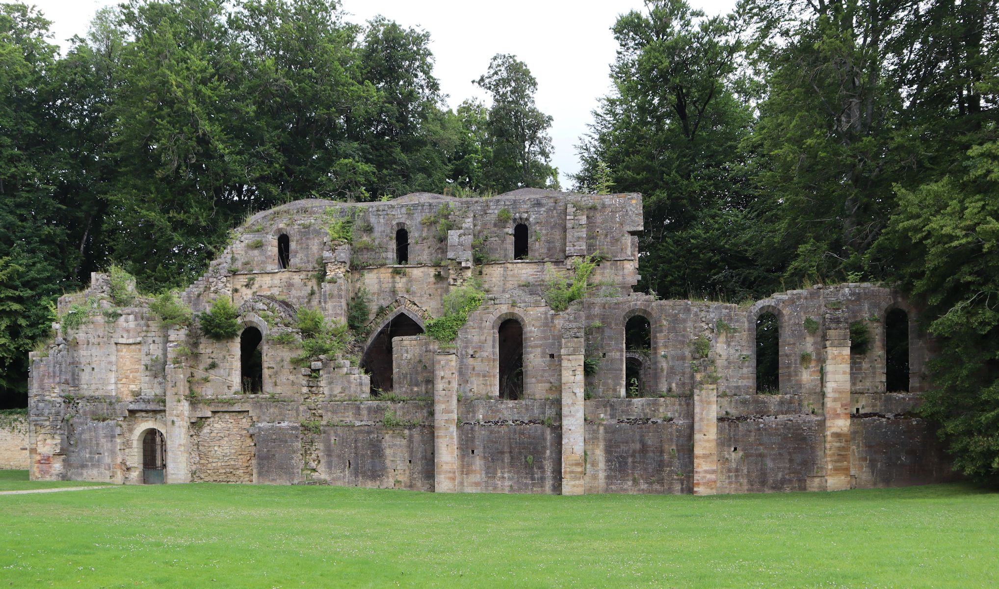 Ruine der Kirche des ehemaligen Klosters Troisfontaines