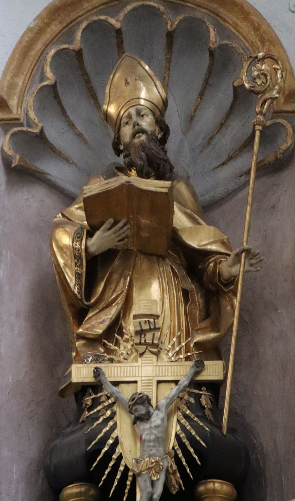 Altarstatue in der Kirche St. Burkhard in Würzburg