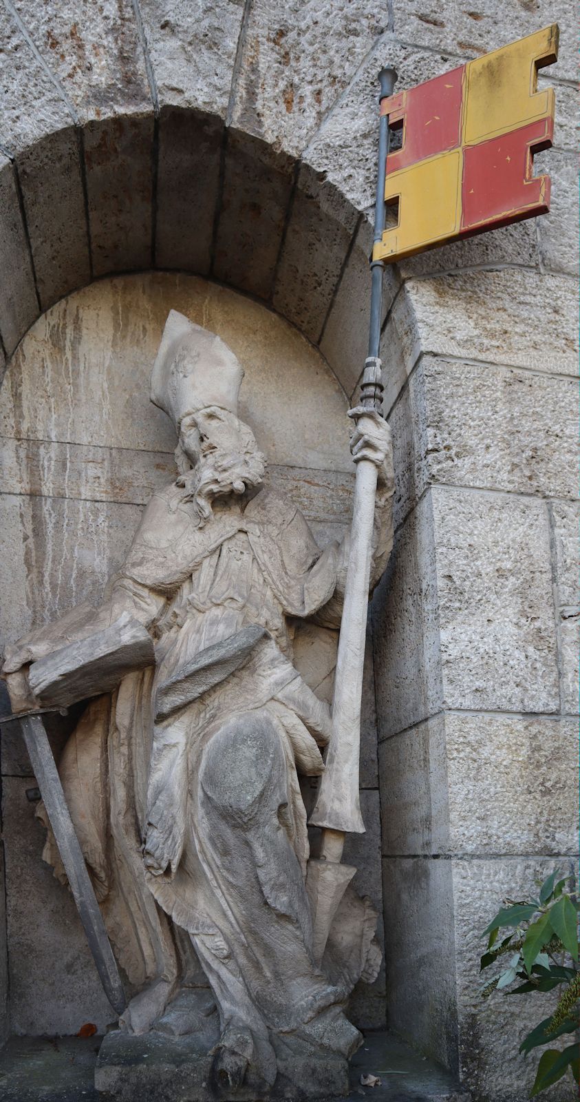 Statue am Aufgang zur Burkhard geweihten Pfarrkirche in Homburg am Main