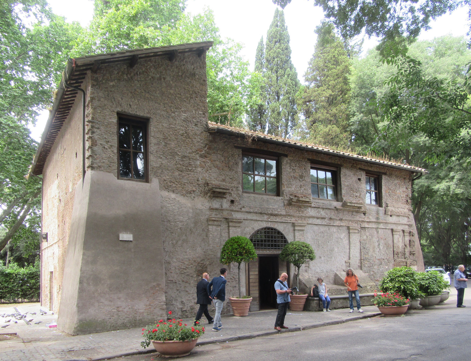 ehemalige Kirche Santa Maria in Tempulo, im 6. Jahrhundert als Agatha von Catania geweihtes Oratorium gebaut, im 10. Jahrhundert zur Maria geweihten Kirche umgewandelt, 1310 in kriegerischen Auseinandersetzungen zerstört, später in Privatbesitz, seit 1914 im Besitz der Stadtverwaltung und als Feierhalle genutzt