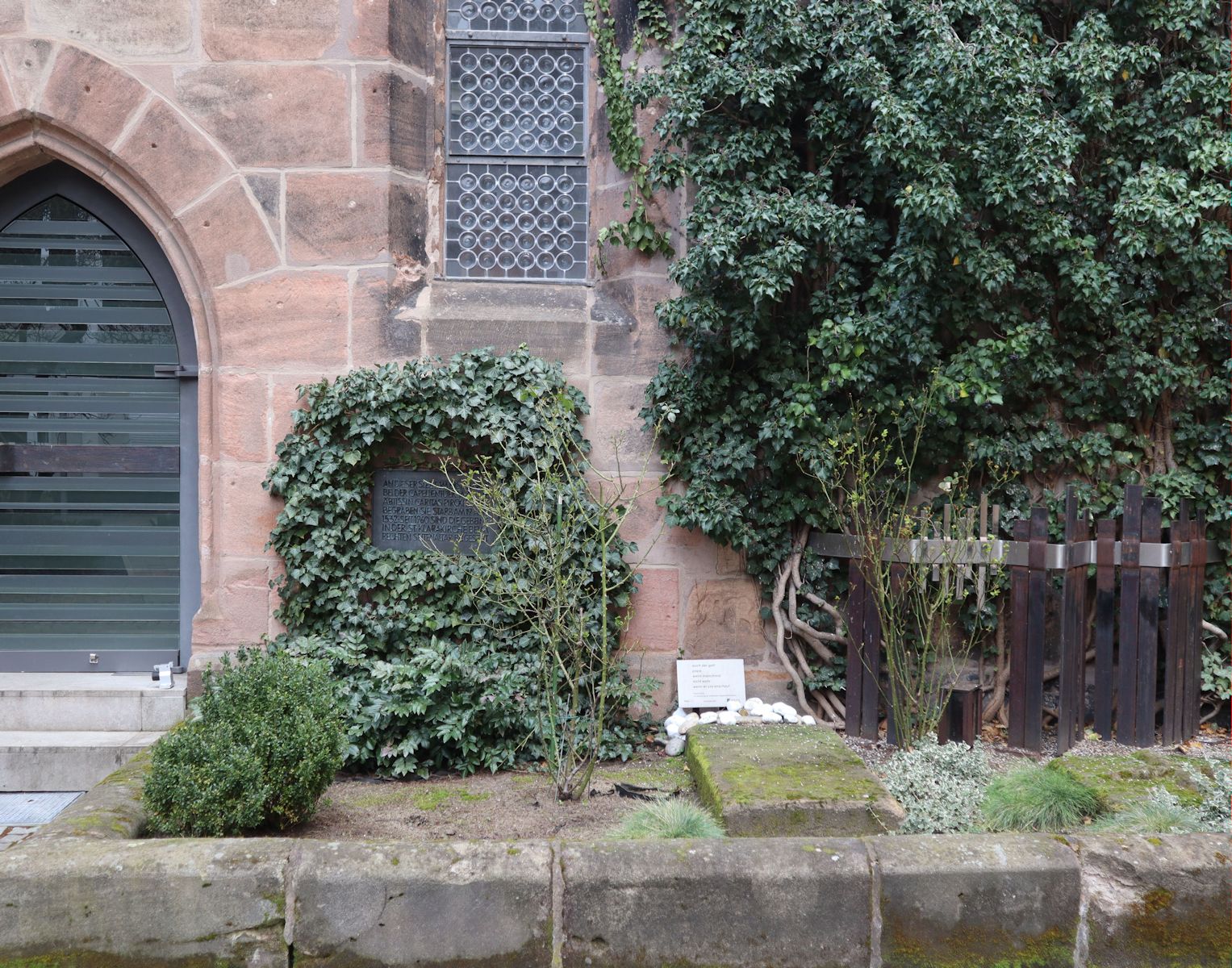 Caritas' ehemaliges Grab an der St.-Klara-Kirche in Nürnberg