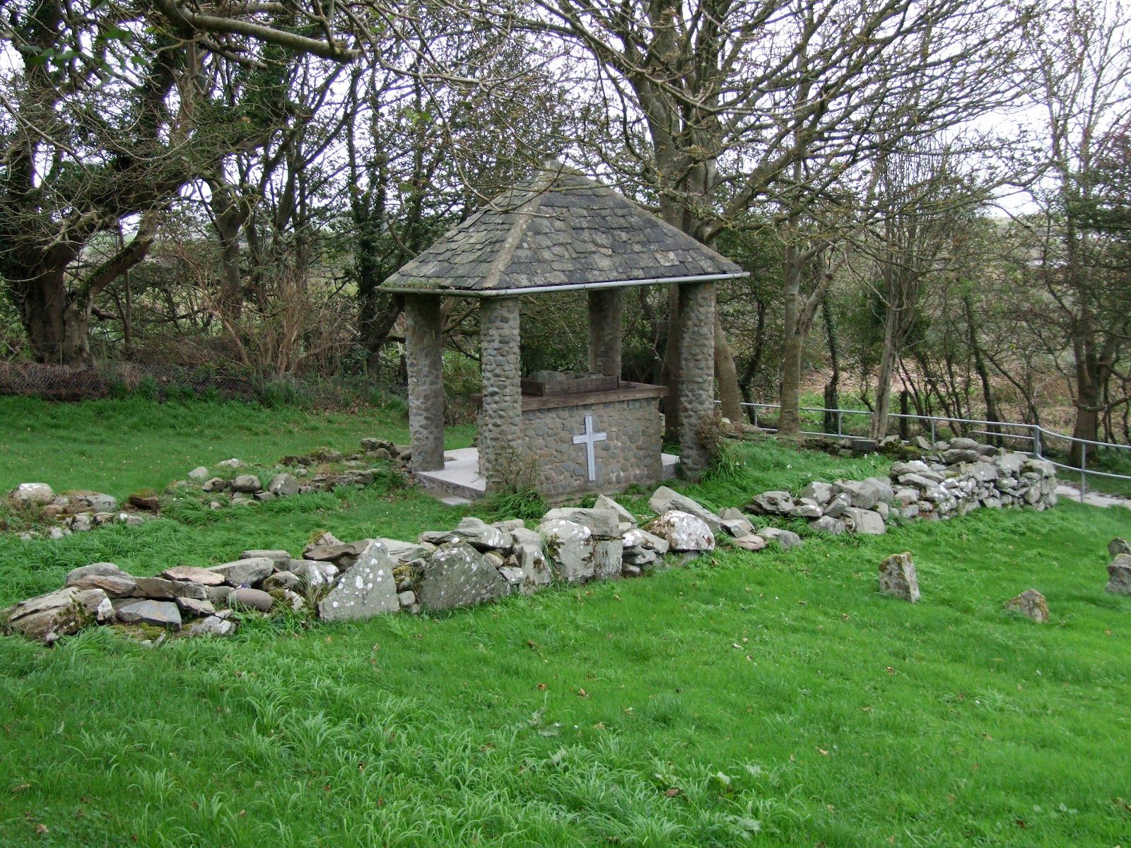 Reste der Kirche von Cooey  nahe Portaferry und ein 1976 bis 1978 neuer Altar