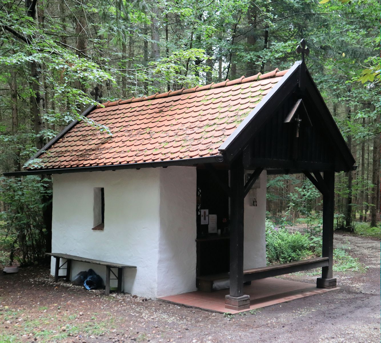 Waldkapelle „Groafrauerl” bei Bubach, einem Ortsteil von Mamming. „Groar war in Niederbayern die volkstümliche Benennung für Corona; die Kapelle wurde der Überlieferung zufolge durch einen Jäger, der sich im Wald verirrt hatte und Dank Coronas Hilfe wieder herausfand, errichtet.