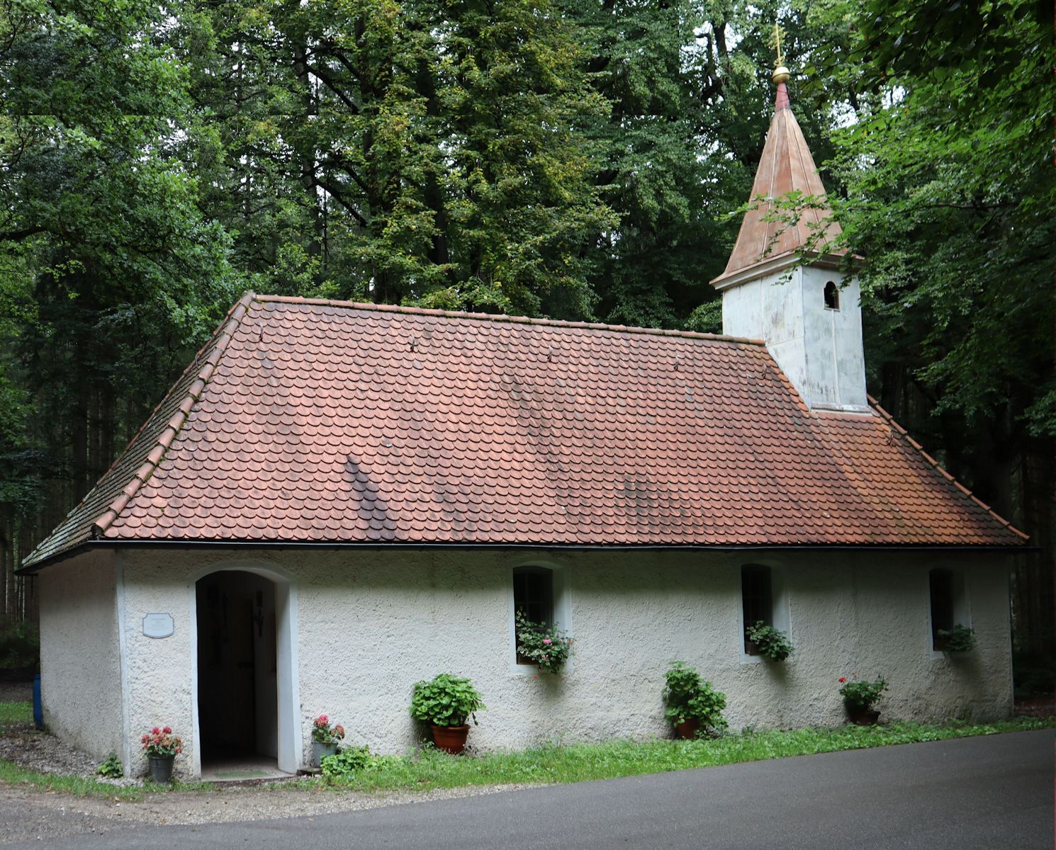 Corona-Kapelle , erbaut 1648, im Wald bei Arget, einem Ortsteil von Sauerlach in Oberbayern