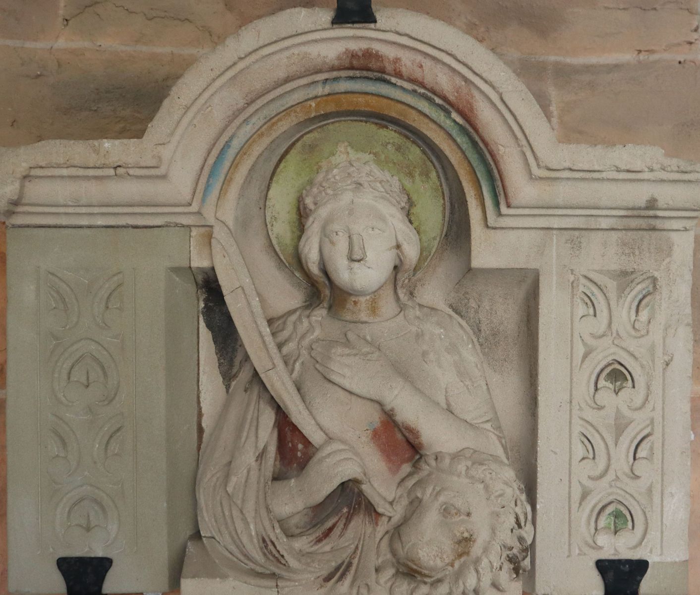 Relief an der Chrysanthus und Daria geweihten Stiftskirche in Bad Münstereifel