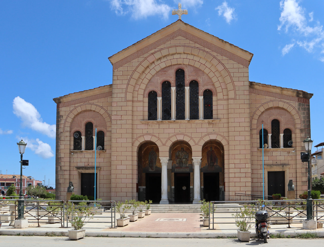 Die 1925 gebaute Dionysioskirche in Zakynthos-Stadt hielt - nach Auffassung der Gläubigen Dank Dionysios' Fürsprache - dem verheerenden Erdbeben von 1953 stand