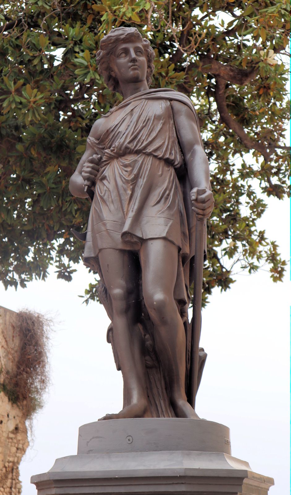 Brunnenfigur auf dem Platz vor dem ehemaligen Kloster Santa Domitilla in Terracina