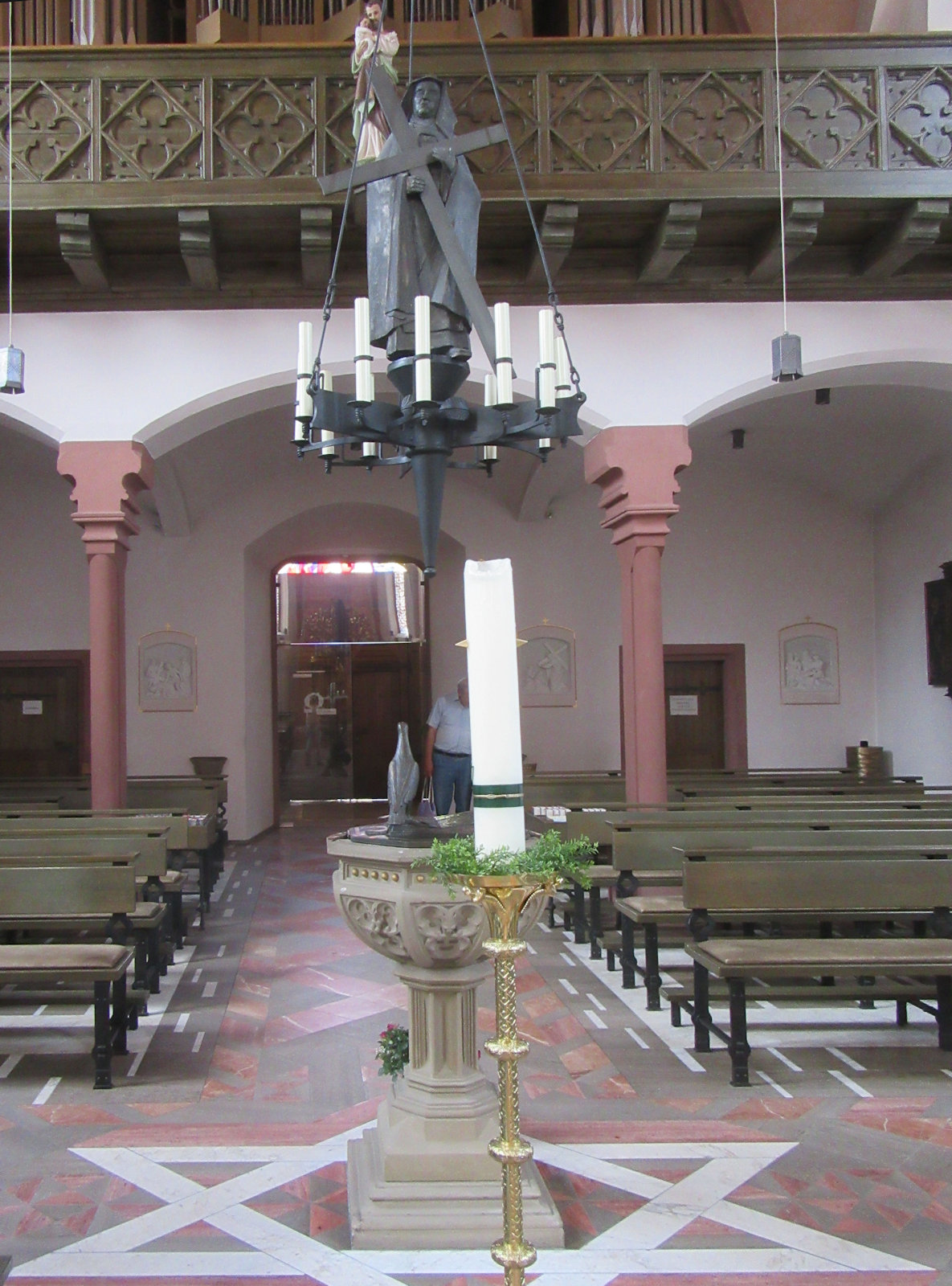 Taufstein in der Kirche St. Martin in Bad Bergzabern, ausgeschmückt als Gedenkstätte