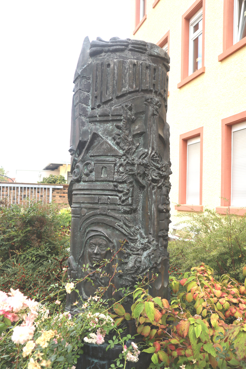 Schwester Burghildis Roth OP: Denkmal, 1987, im Hof des ehemaligen Magdalenenklosters der Dominikanerinnen in Speyer