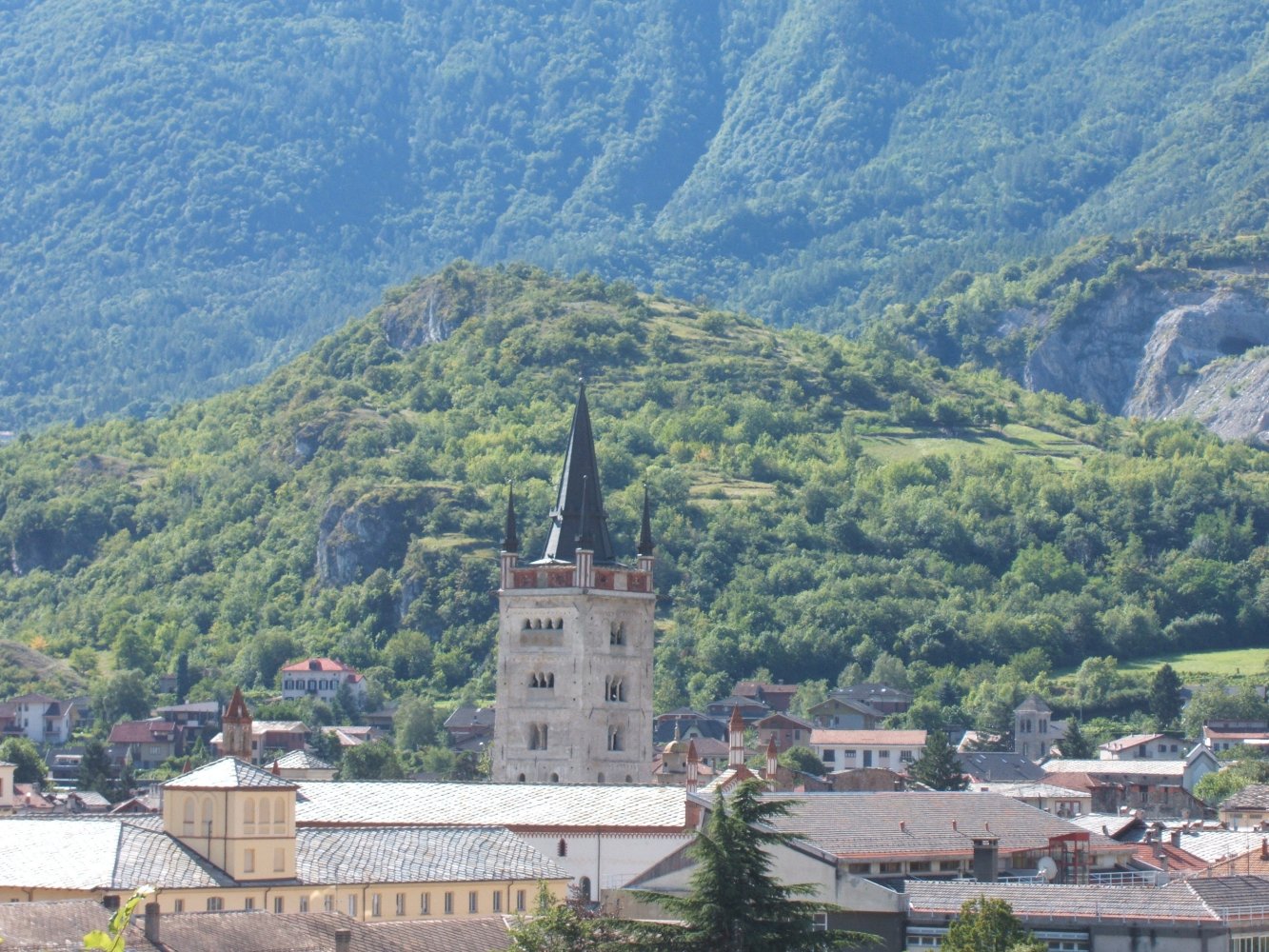 Susa mit dem Turm der Kathedrale