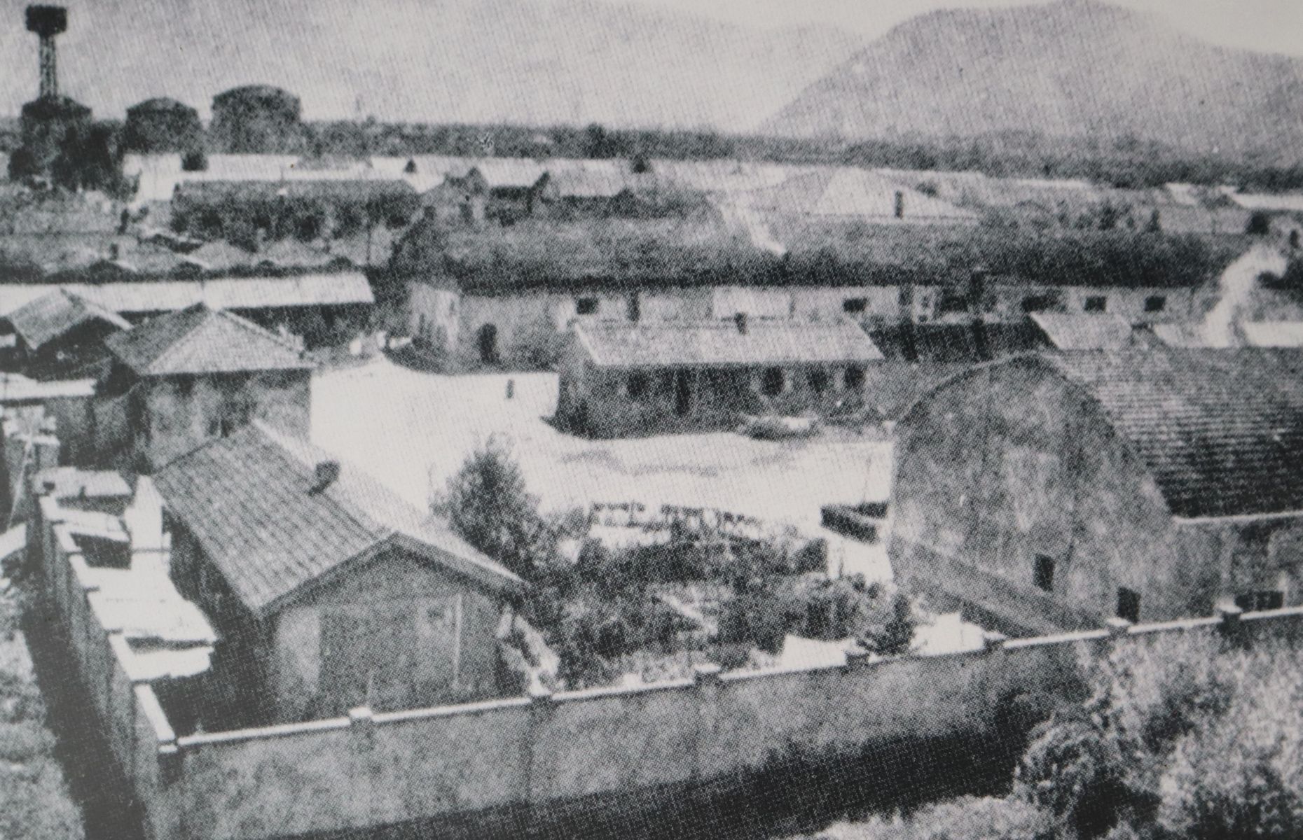 Lager Gries, Foto an der kleinen Gedenkstätte vor Ort, wo die Mauer des ehemaligen Lagers erhalten ist, renoviert wurde und seit 2001 unter Denkmalschutz steht