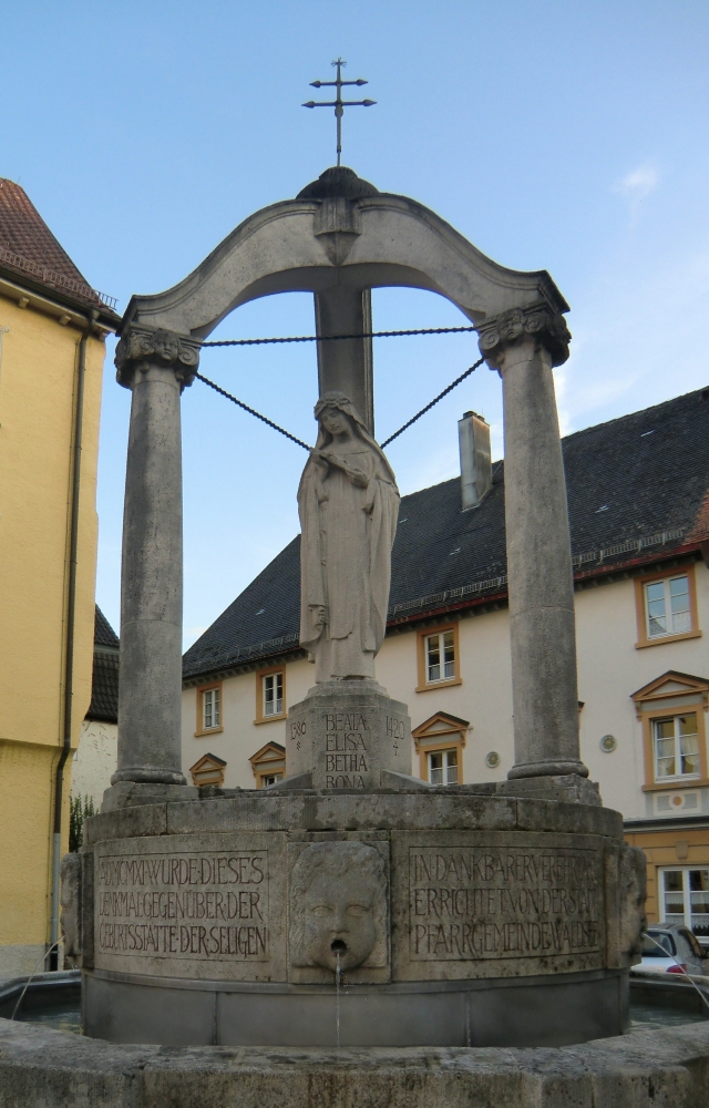 Elisabeth-Brunnen gegenüber der Stelle ihres Geburtshauses in Bad Waldsee