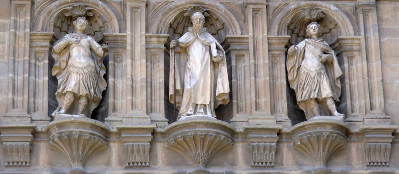 Statuen, in der Mitte Dominikus de la Calzada, 18. Jahrhundert, über dem Portal der Kathedrale in Santo Domingo de la Calzada