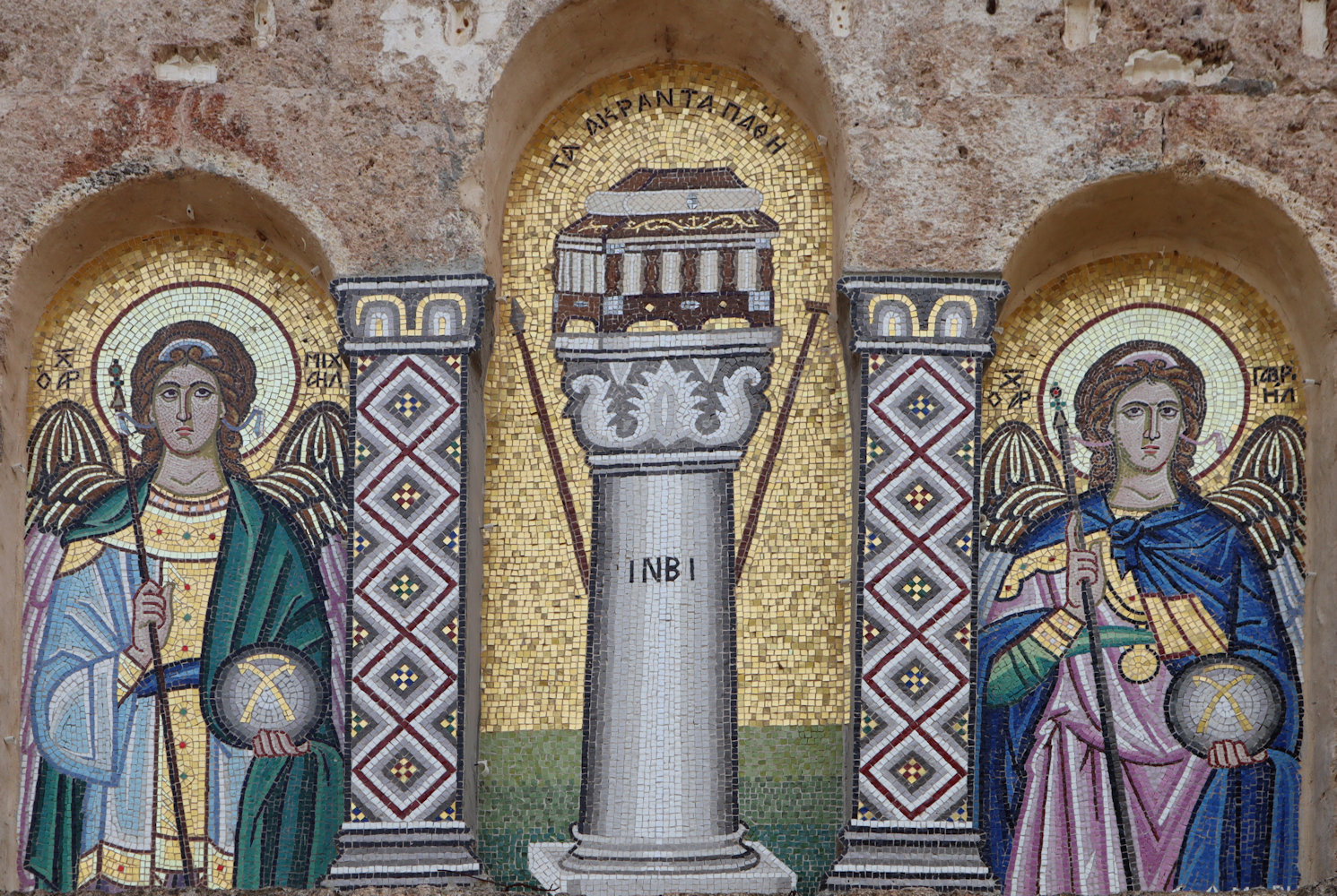 Michael(links) und Gabriel (rechts),
in der Mitte der „der schuldlos Leidende”, Mosaik am Kloster „Pammegiston Taxiarchon”, dem Kloster der „allumfassenden Überbringer” in Kouloura bei Egio in Griechenland