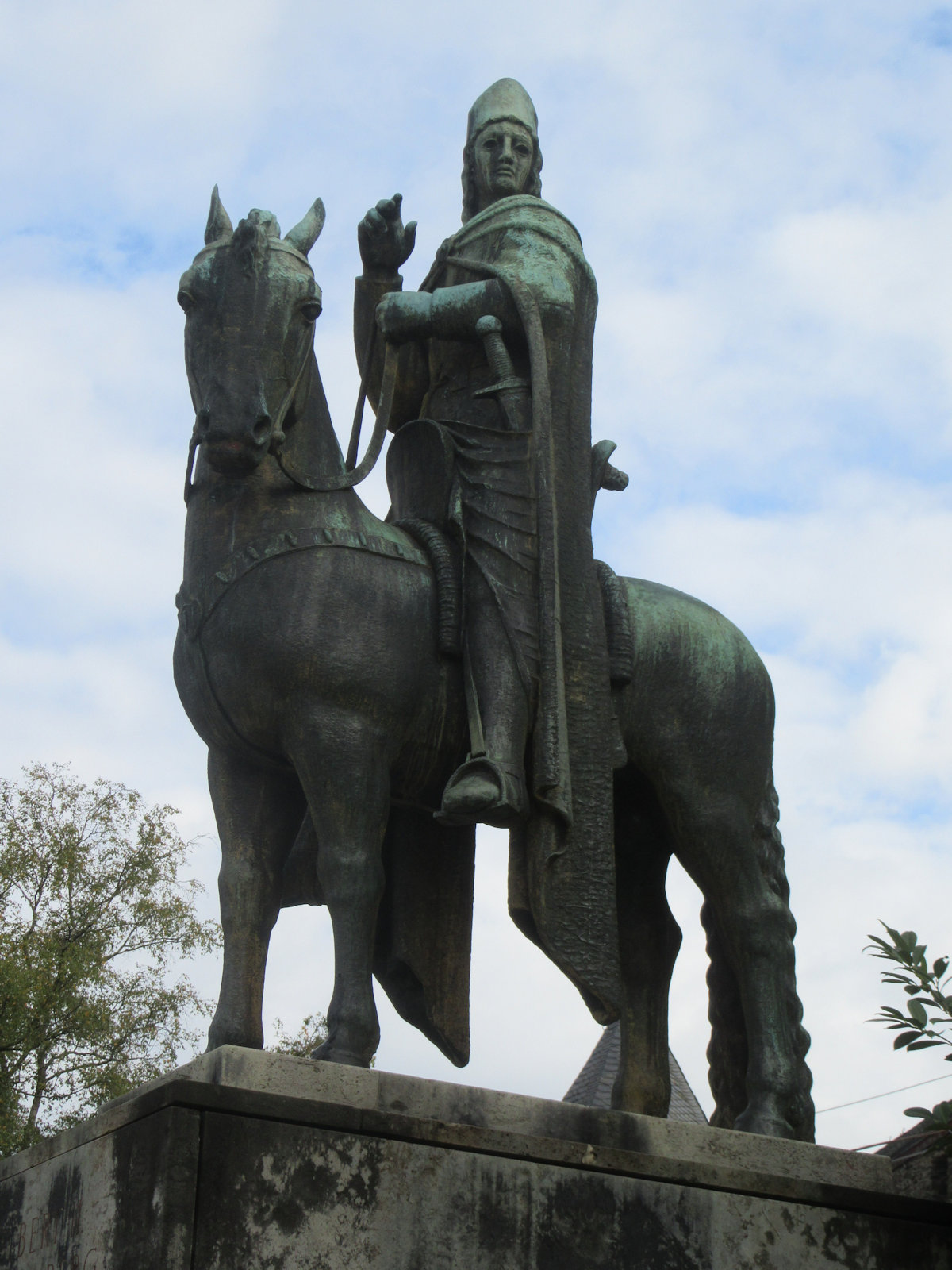 Paul Wynand: Standbild aus Bronze, ursprünglich vergoldet, 1925, vor Schloss Burg