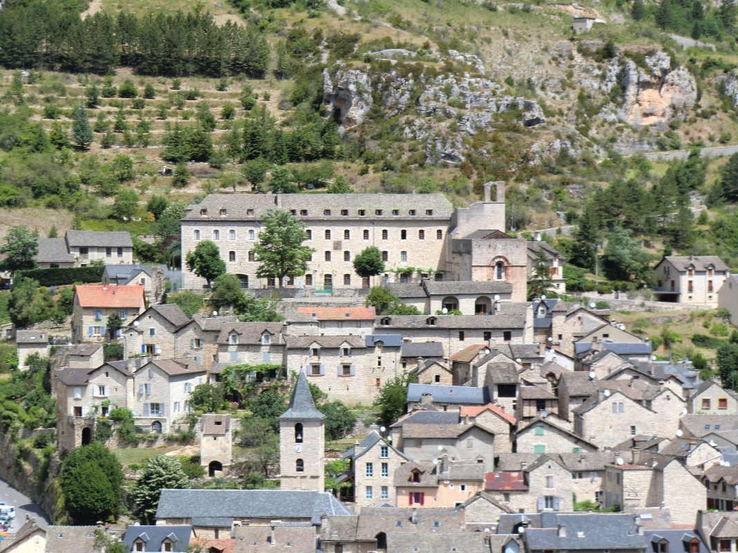 Blick auf das ehemalige Kloster und die Kirche (links unten) in Ste-Enimie