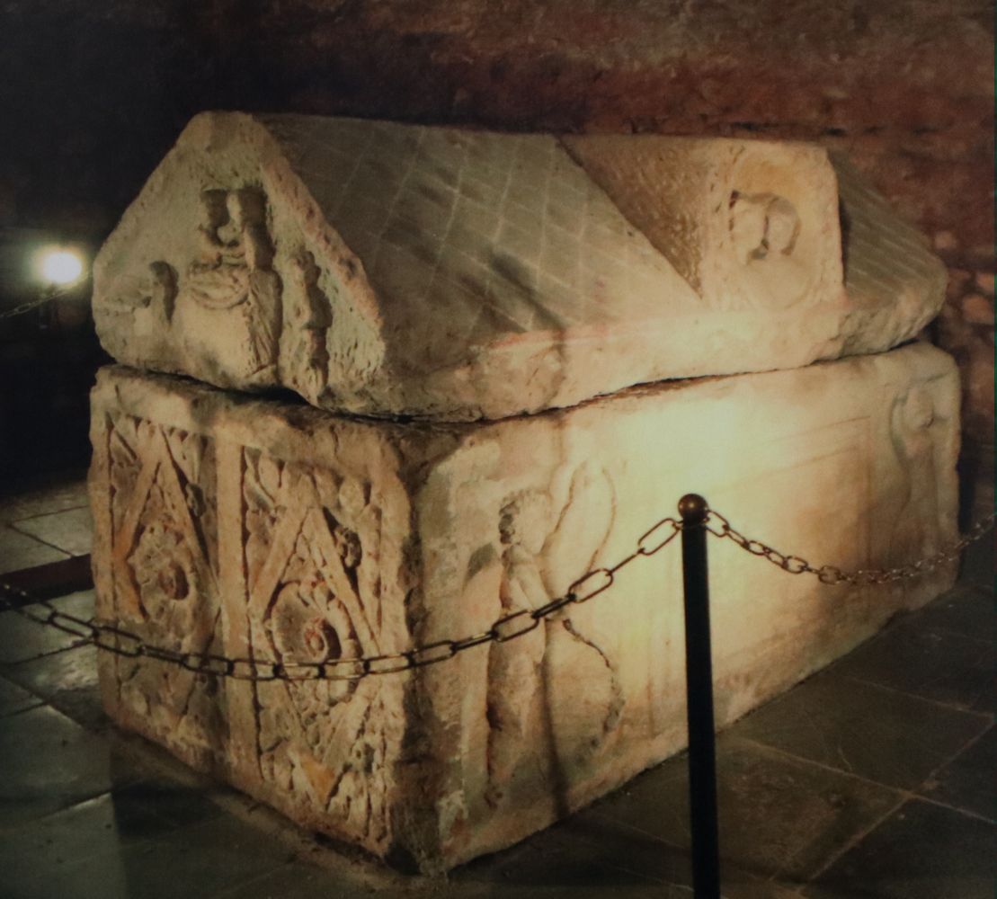 Albanas Sarkophag in der Gruft unter der Quirinus-Kapelle auf dem Friedhof des Klosters St. Matthias